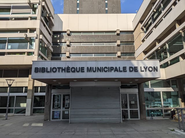 Entrée ouest de la bibliothèque municipale de Lyon de la Part-Dieu, côté Cuirassiers.