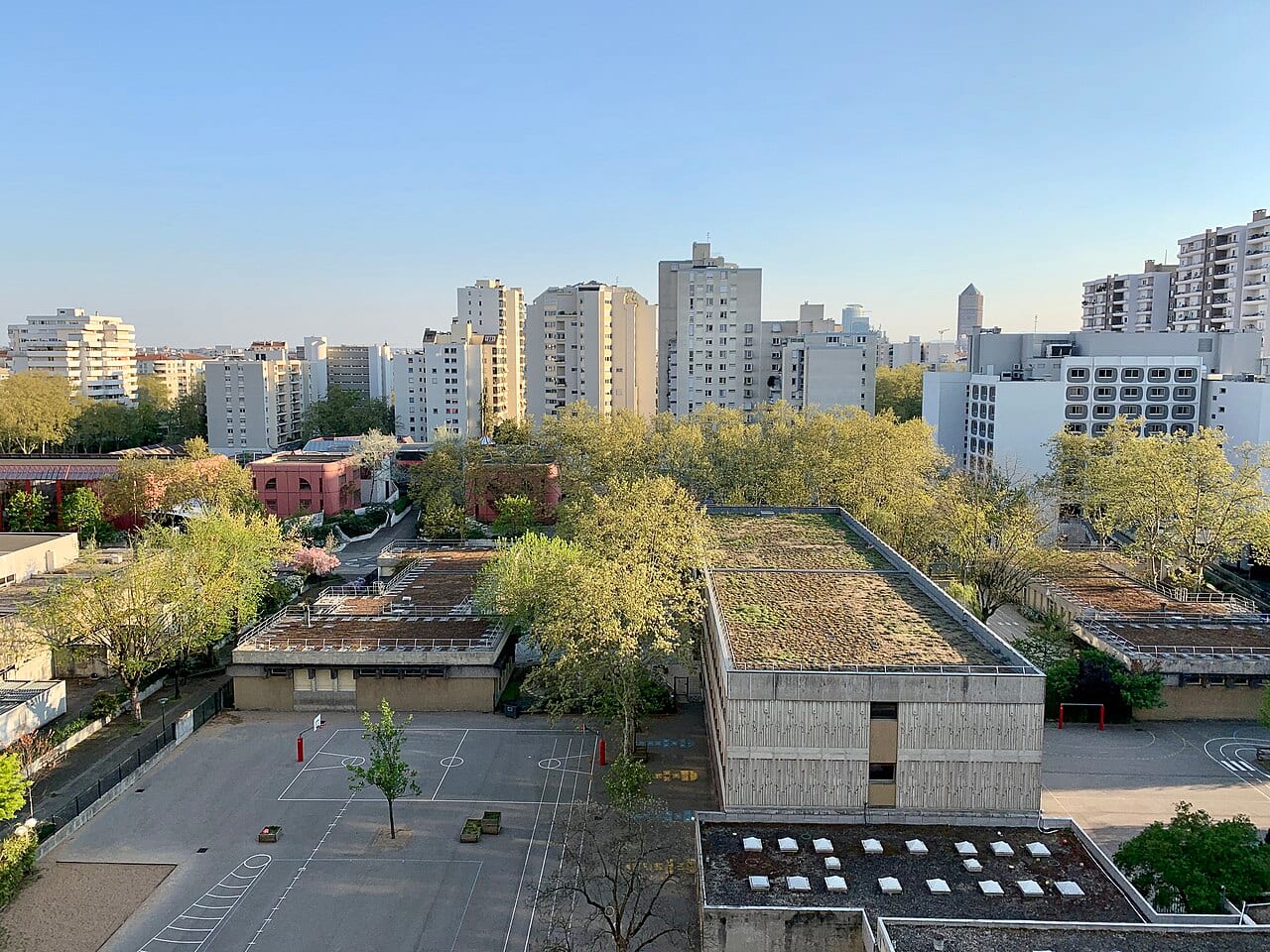 Vue sur le quartier Le tonkin et du Groupe Scolaire Louis Armand à Villeurbanne au printemps 2020.