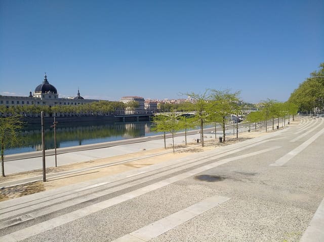 Escaliers des Berges du Rhône, au niveau du pont de la Guillotière, pendant le confinement lié à la pandémie de Covid-19, dans le 3e arrondissement de Lyon.