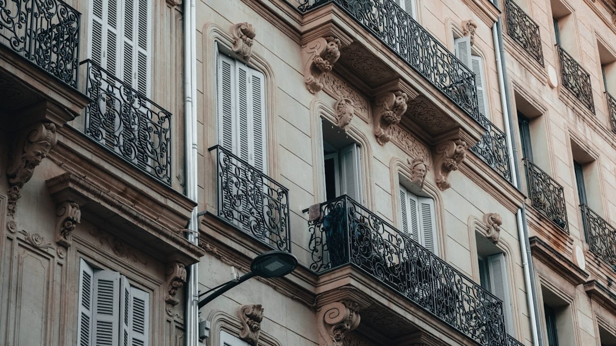 Immeuble élevé avec nombreuses fenêtres et balcons