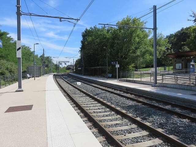 Voies en direction du sud et de la gare de Brignais, en gare de Francheville (Rhône, France).