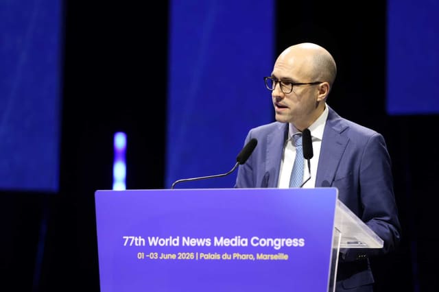A.G. Sulzberger, propriétaire et président du New York Times, lors de son discours d'ouverture du 77e Congrès mondial des médias au Palais du Pharo, à Marseille