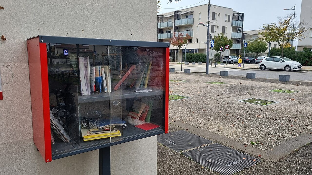 Mions - Rue Joliot-Curie - Boîte à livres