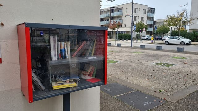 Mions - Rue Joliot-Curie - Boîte à livres