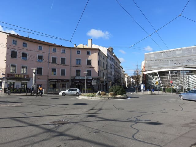 Rond-point de la place Valmy dans le 9e arrondissement de Lyon.