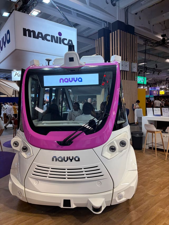 La navette autonome Navya devant la bannière de son repreneur Macnica à VivaTech 2026