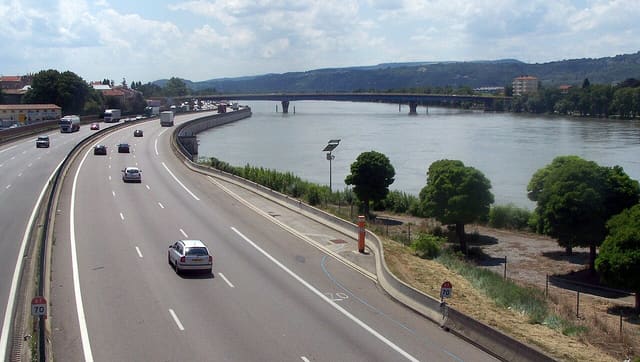 L'autoroute A7 française bordant le Rhône et la ville de Valence