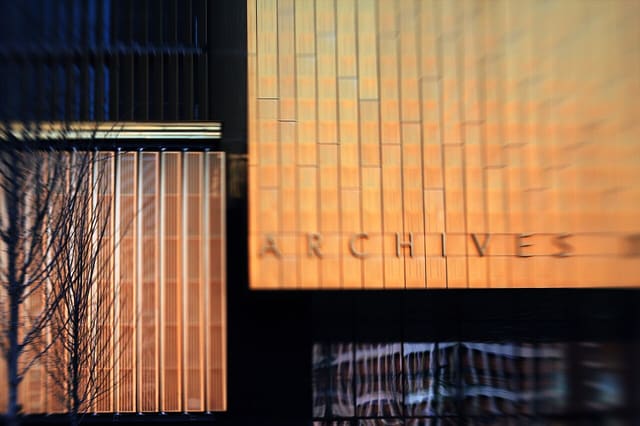 Bâtiment des Archives du Rhône avec reflet de l'immeuble Lacassagne