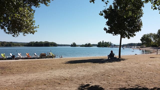 Plage et plan d'eau.