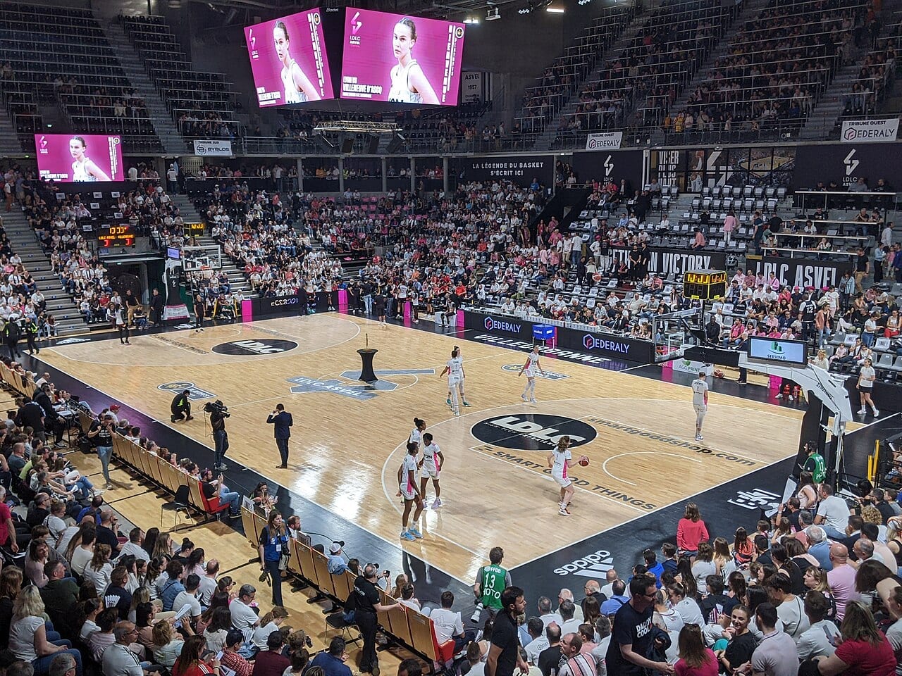 Échauffement des équipes avant le match entre le LDLC ASVEL féminin et l'Entente sportive Basket de Villeneuve-d'Ascq - Lille Métropole, match 3 de la finale des plays-off de la Ligue féminine de bask
