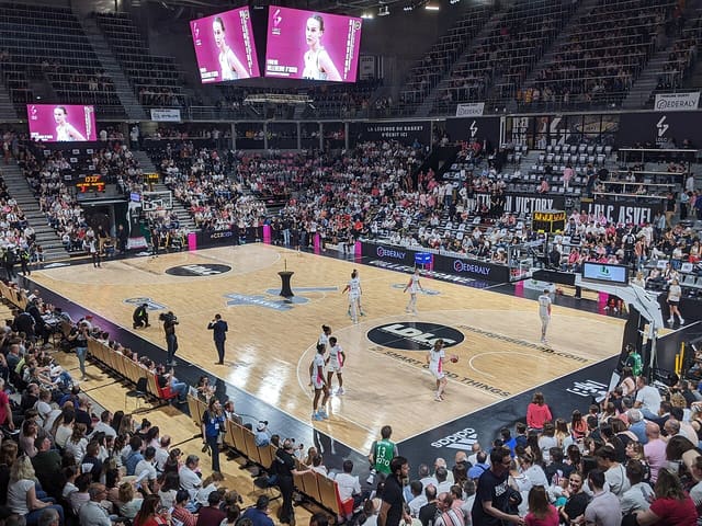 Échauffement des équipes avant le match entre le LDLC ASVEL féminin et l'Entente sportive Basket de Villeneuve-d'Ascq - Lille Métropole, match 3 de la finale des plays-off de la Ligue féminine de bask