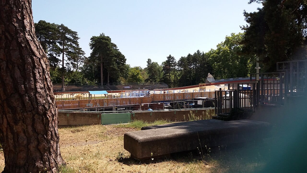 Piscine éphémère installée au vélodrome du Parc de la Tête d'Or à Lyon durant l'été