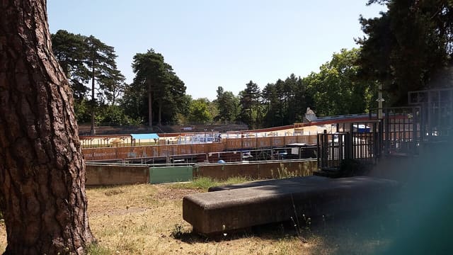 Piscine éphémère installée au vélodrome du Parc de la Tête d'Or à Lyon durant l'été