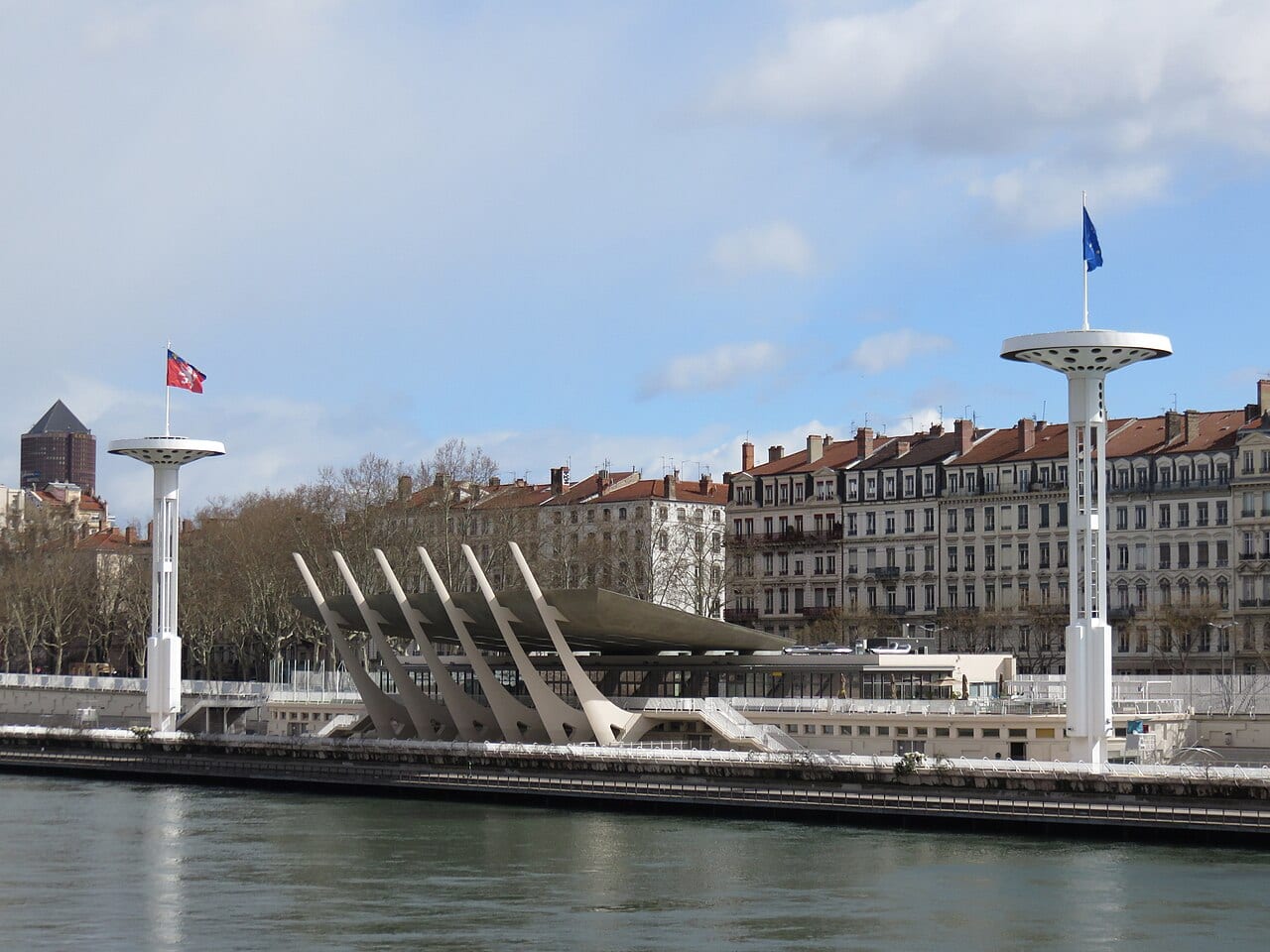 Vue de la piscine du Rhône depuis le pont de l'Université.