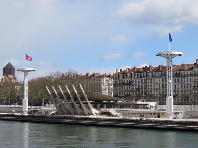Vue de la piscine du Rhône depuis le pont de l'Université.