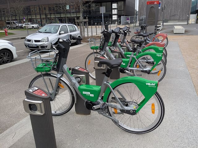 Des Vélo'v électriques, à la station 2021 quai Rambaud, à Lyon.