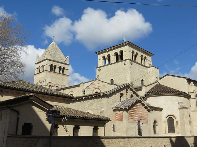 La basilique romane Saint-Martin d'Ainay et son clocher, place d'Ainay dans le 2e arrondissement de Lyon