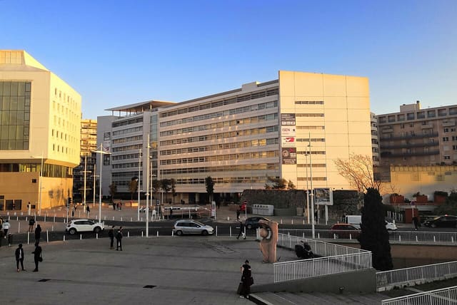 Maison du Numérique et de l'Innovation vue depuis la faculté de Droit de Toulon.