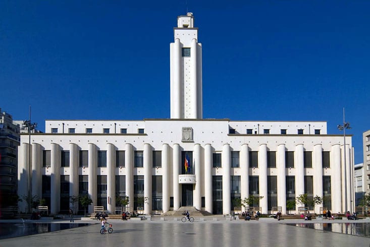 Place Lazare Goujon à Villeurbanne : L'hotel de Ville