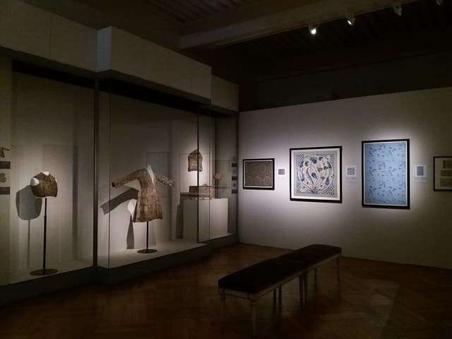 Salle aux vêtements et tableaux.