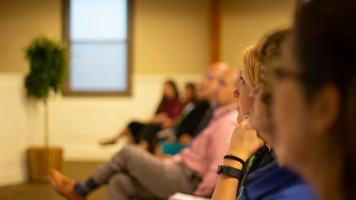 Groupe de personnes assises dans une salle