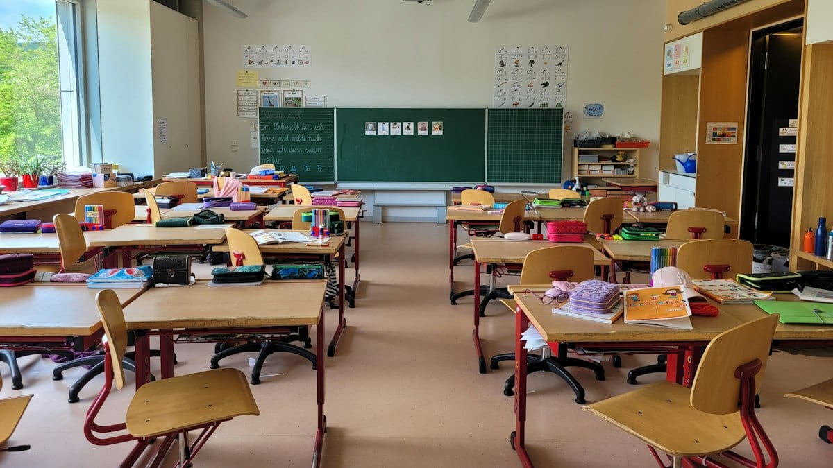 A classroom filled with lots of desks and chairs