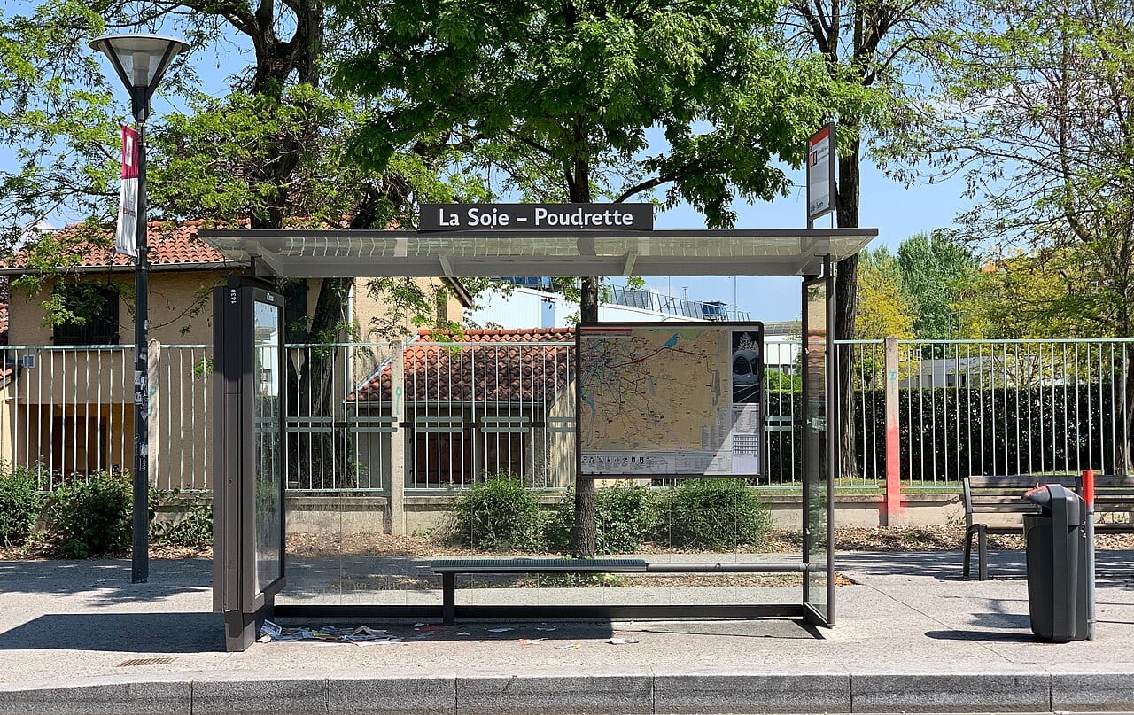 Arrêt de bus TCL La Soie Poudrette à Vaulx-en-Velin (avril 2019).