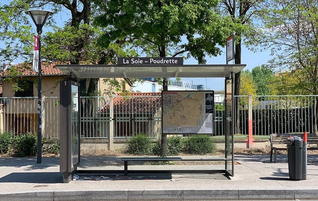 Arrêt de bus TCL La Soie Poudrette à Vaulx-en-Velin (avril 2019).