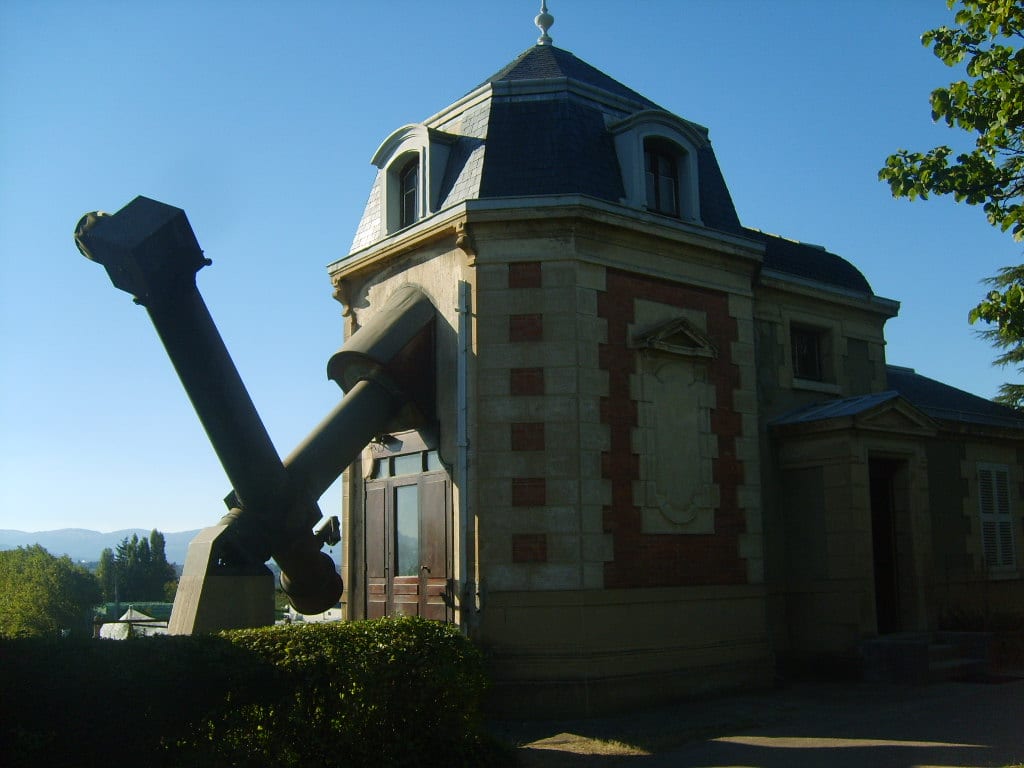 En 1684, le correspondant lyonnais de CASSINI, Jean de Saint-Bonnet, avait fait aménager un observatoire dans le Collège de la Trinité (actuel Lycée Ampère). En 1867, cet observatoire est transféré da