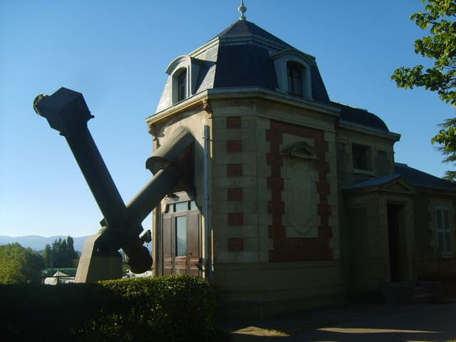 En 1684, le correspondant lyonnais de CASSINI, Jean de Saint-Bonnet, avait fait aménager un observatoire dans le Collège de la Trinité (actuel Lycée Ampère). En 1867, cet observatoire est transféré da