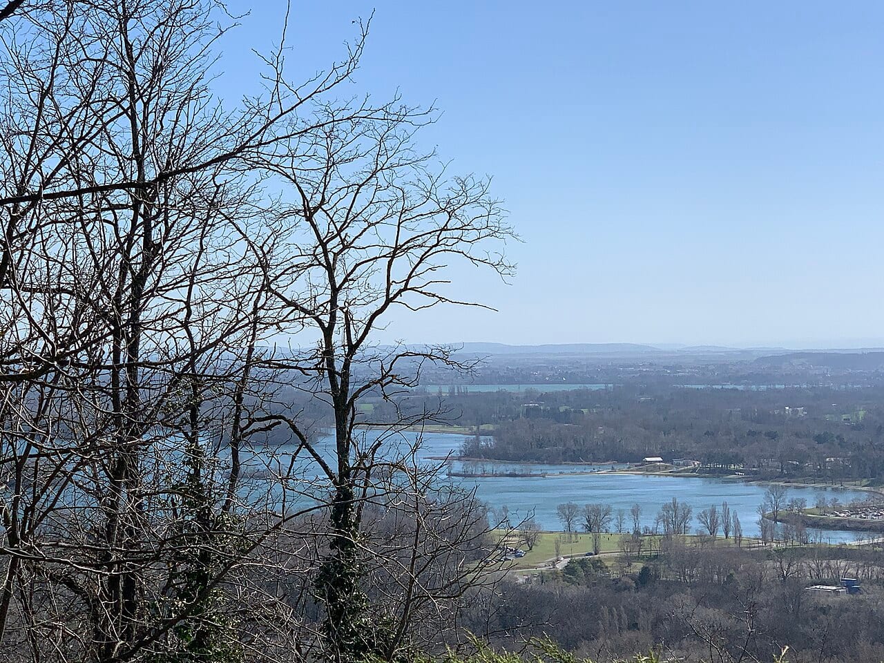 Vue du lac des Eaux Bleues de Miribel-Jonage depuis Neyron-Le-Haut (février 2021).