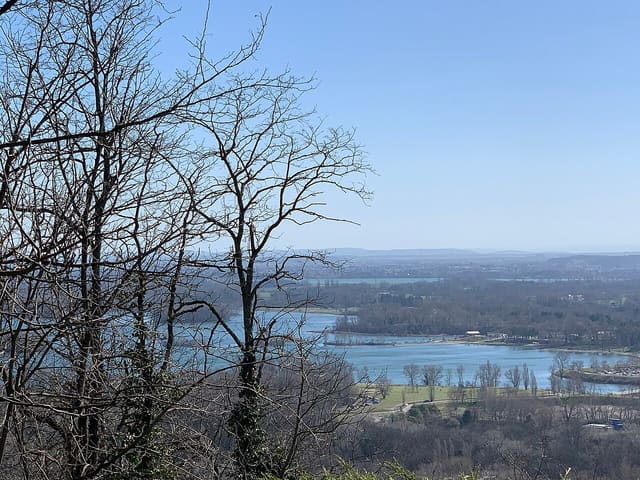 Vue du lac des Eaux Bleues de Miribel-Jonage depuis Neyron-Le-Haut (février 2021).