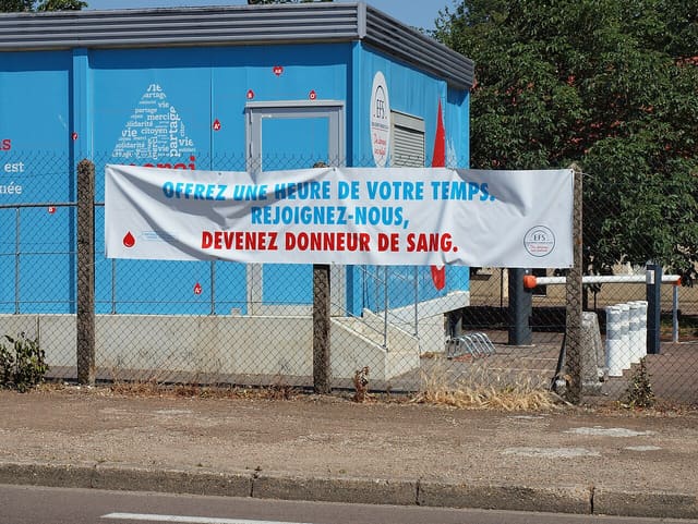 Établissement français du sang de Sens (Yonne, France)