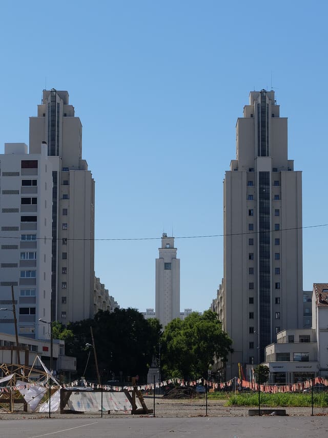 Les Gratte-Ciel de Villeurbanne, ensemble résidentiel emblématique au cœur du débat sur l'encadrement des loyers