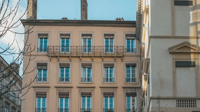 Bâtiment avec balcons et horloge