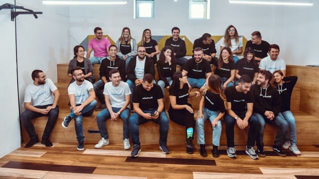 Groupe de personnes assises sur un banc en bois