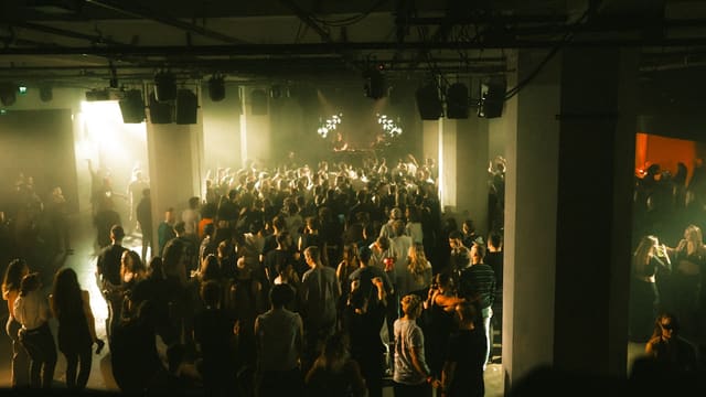 Foule rassemblée sur un dancefloor en plein air lors d'un festival
