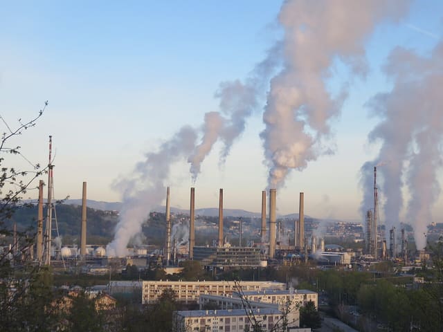 Vue de la raffinerie de Feyzin depuis la partie haute de la ville de Feyzin (vers l'église).