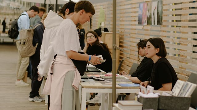 Groupe de personnes debout autour d'une table