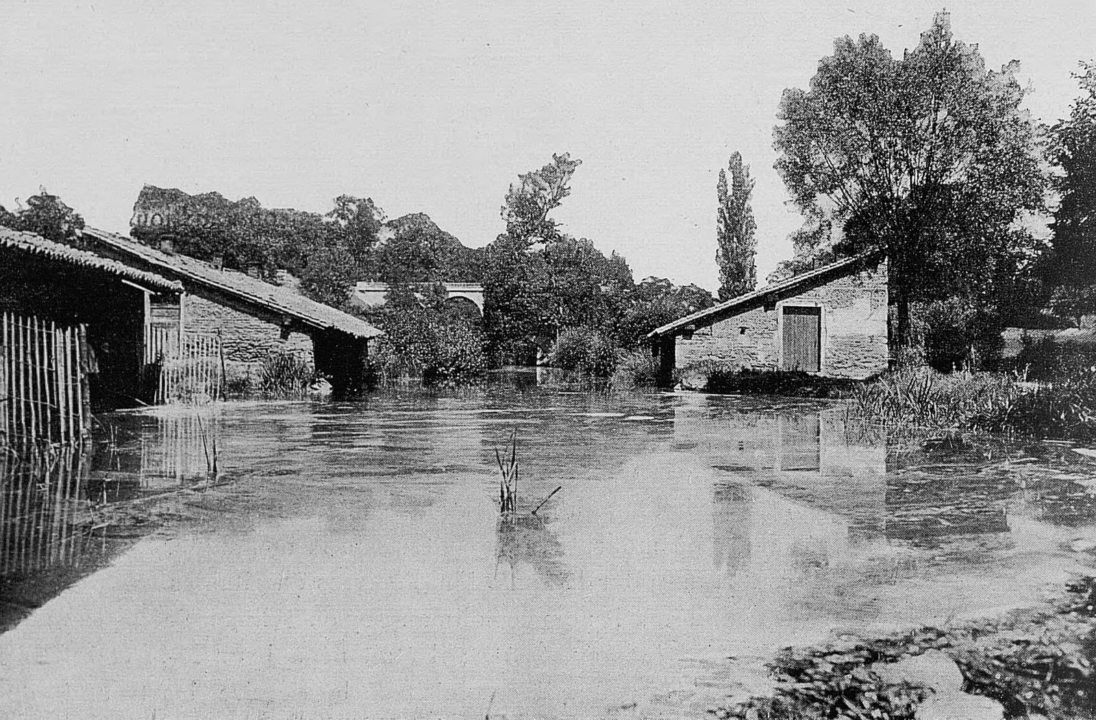Photographie ancienne des lavoirs près du pont d'Alaï à Francheville, vers 1901-1902.