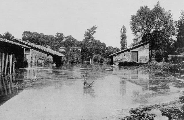 Photographie ancienne des lavoirs près du pont d'Alaï à Francheville, vers 1901-1902.