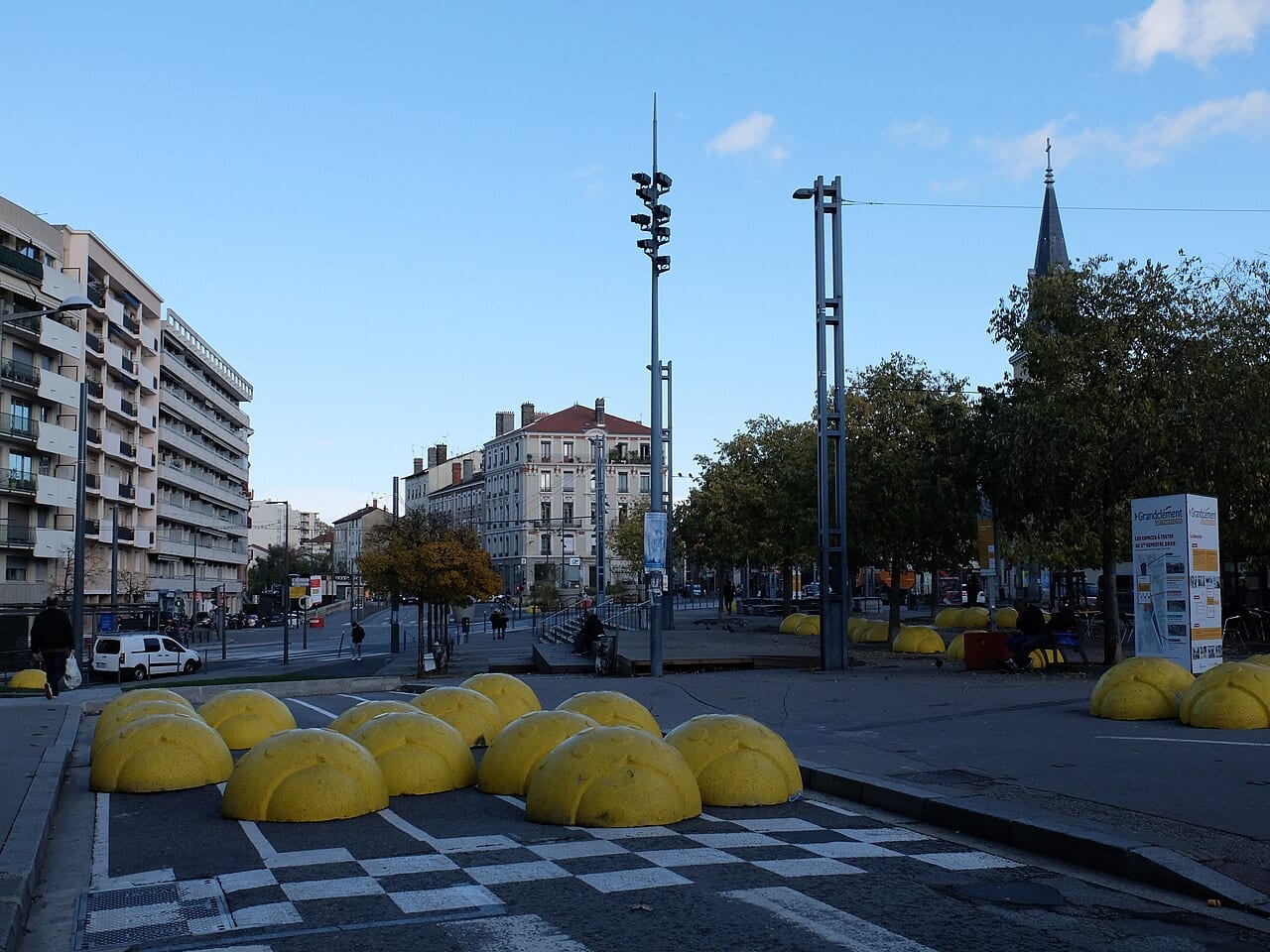La place Jules-Grandclément à Villeurbanne. Installations en test pour le réaménagement de la place.