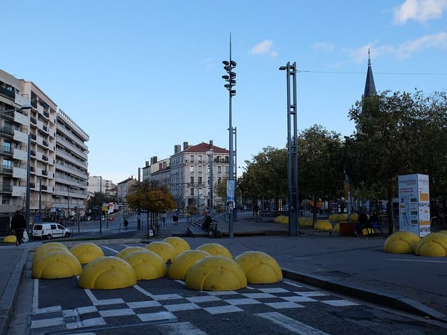 La place Jules-Grandclément à Villeurbanne. Installations en test pour le réaménagement de la place.