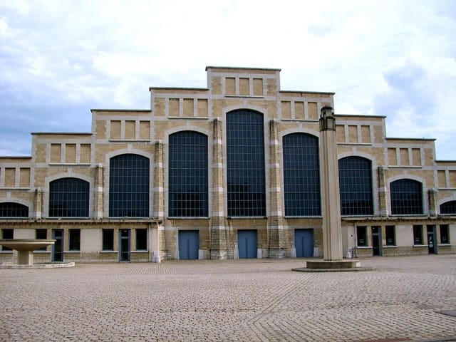 La halle Tony Garnier a été construite au début du 20ème Siècle. Elle est actuellement utilisée pour les grands concerts. C'est la plus grande surface couverte sans pilier du monde.