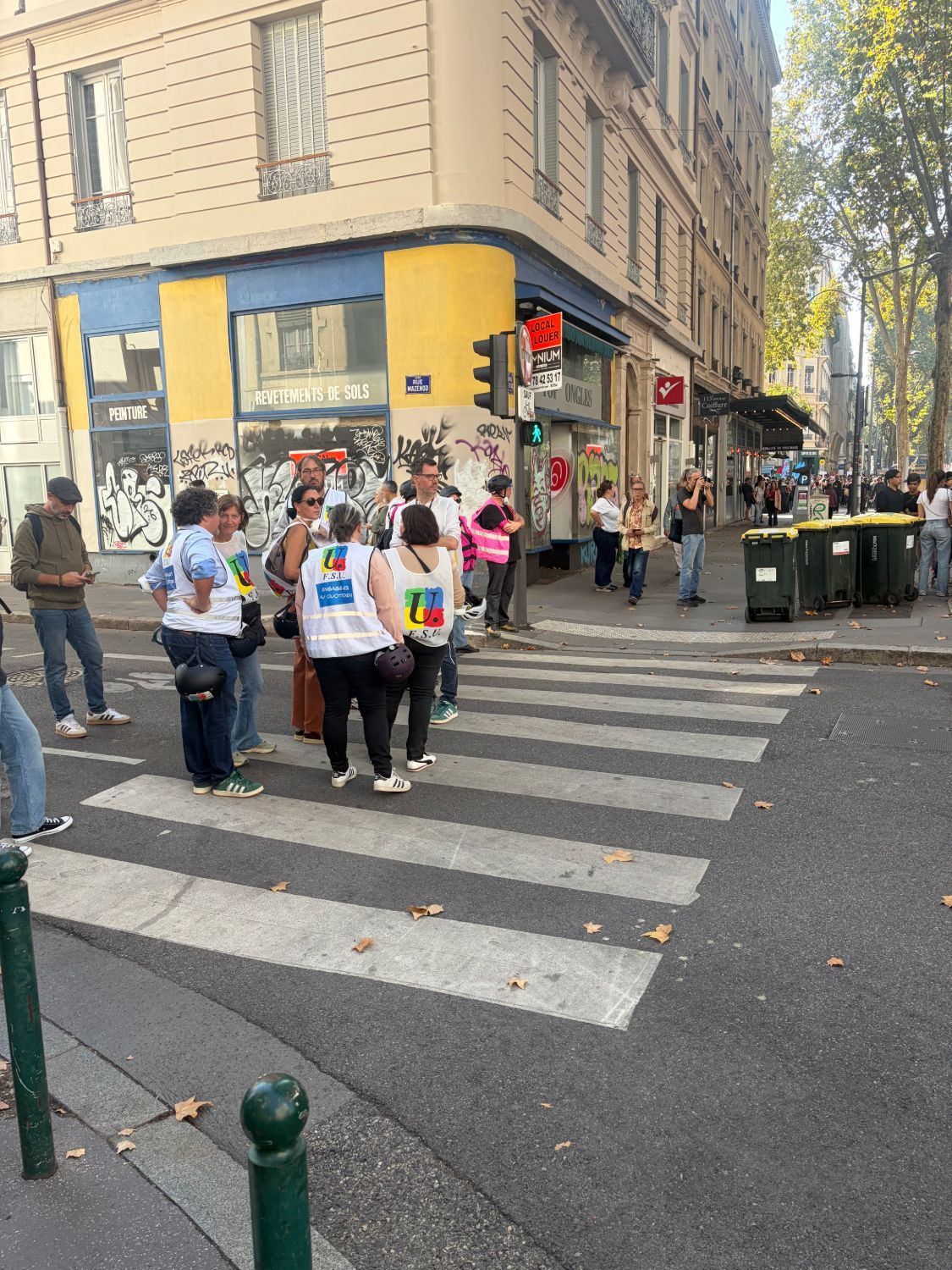 Des militants de la FSU en gilets blancs discutent à un carrefour