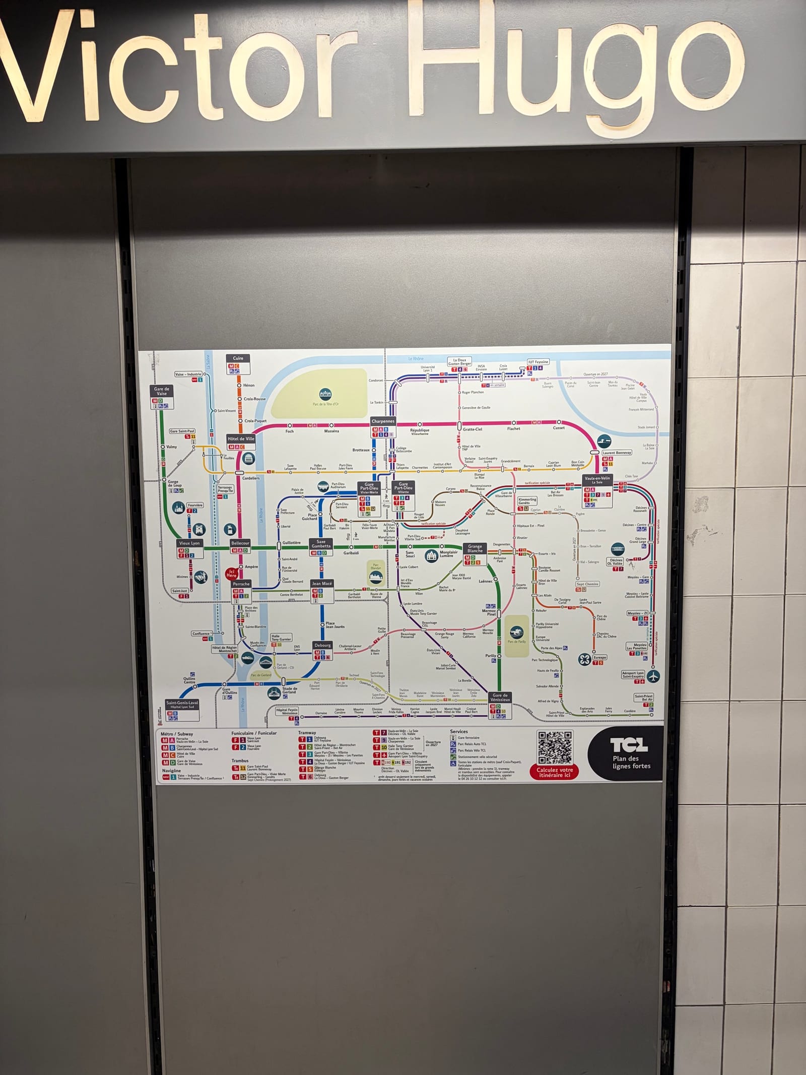 Le nouveau plan du réseau TCL affiché sous le panneau de la station de métro Victor Hugo, à Lyon