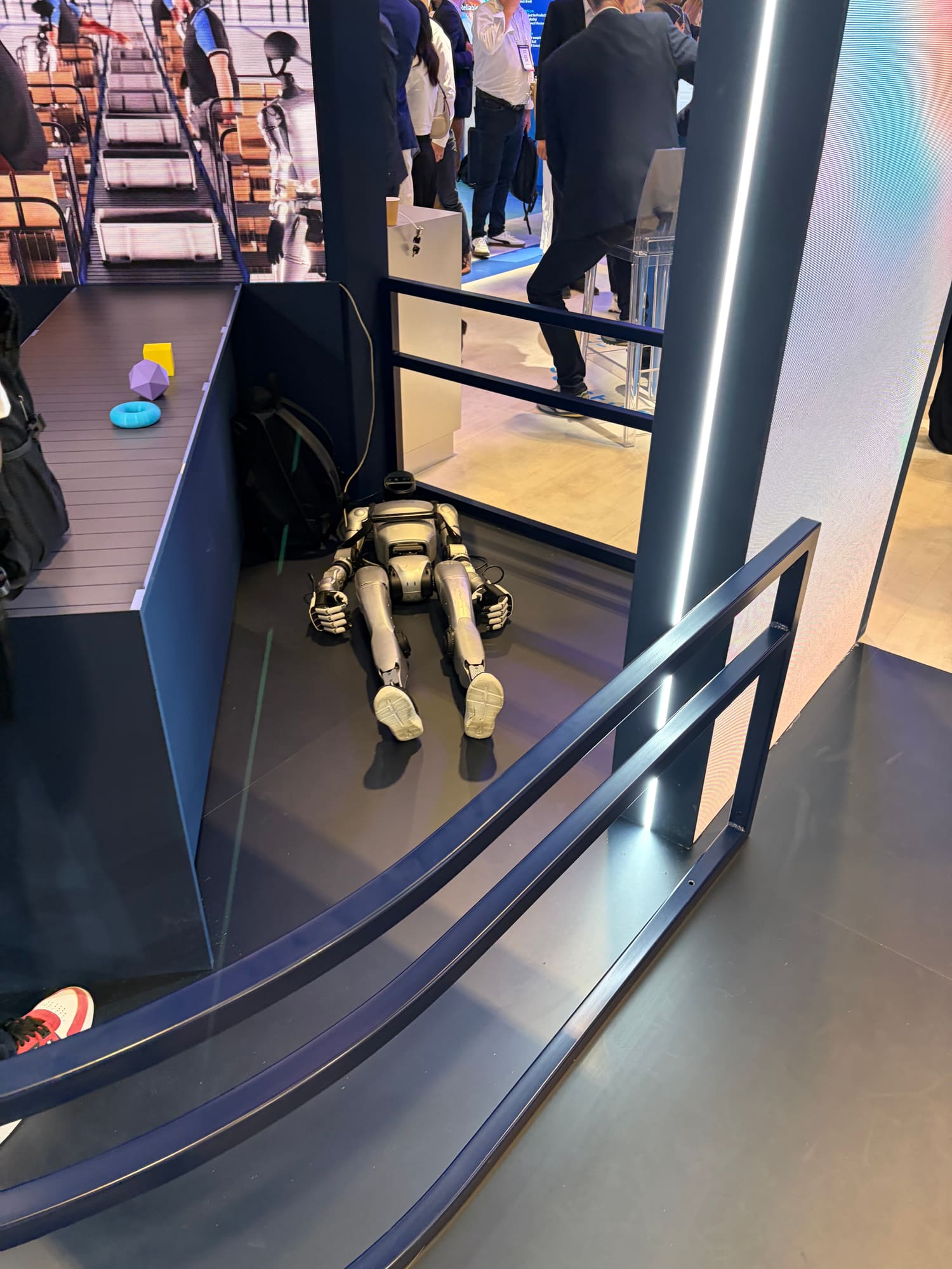 Un robot humanoïde allongé au sol sur un stand de VivaTech 2026