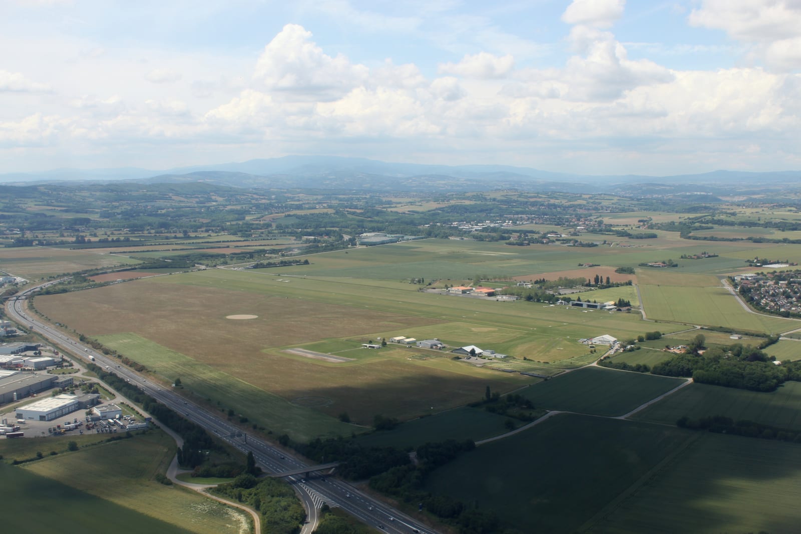Vue d'ensemble des installations de l'aérodrome de Lyon-Corbas