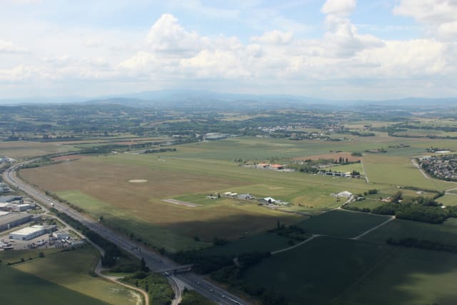 Vue d'ensemble des installations de l'aérodrome de Lyon-Corbas