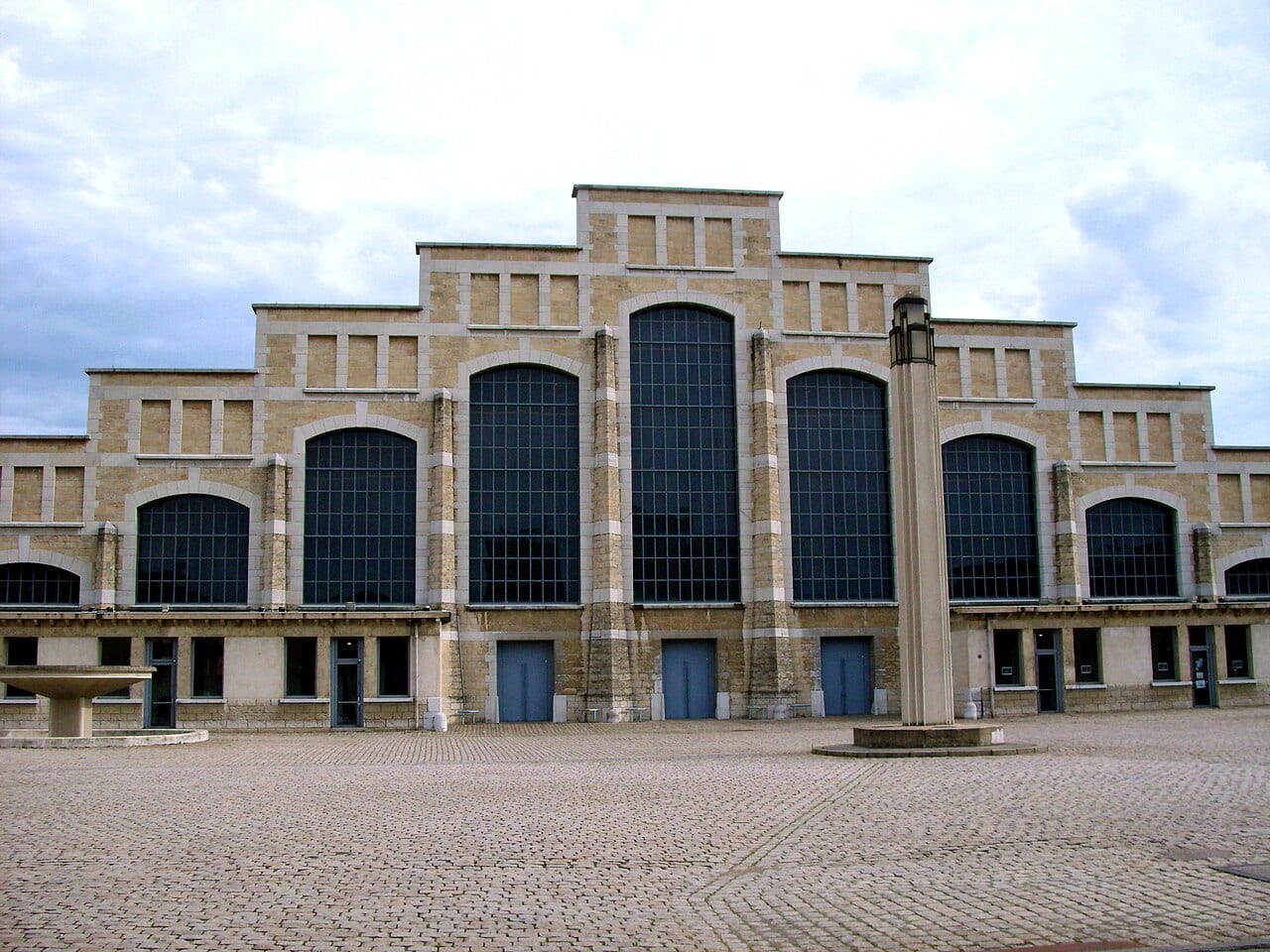 La halle Tony Garnier a été construite au début du 20ème Siècle. Elle est actuellement utilisée pour les grands concerts. C'est la plus grande surface couverte sans pilier du monde.